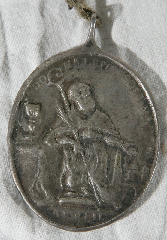 Bottega toscana sec. XVII, Pendente in argento con San Donato e la Madonna