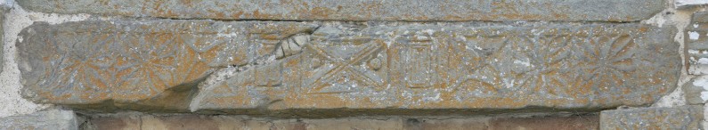 Maestranze toscane secc. X-XI, Architrave con fiori e figure geometriche