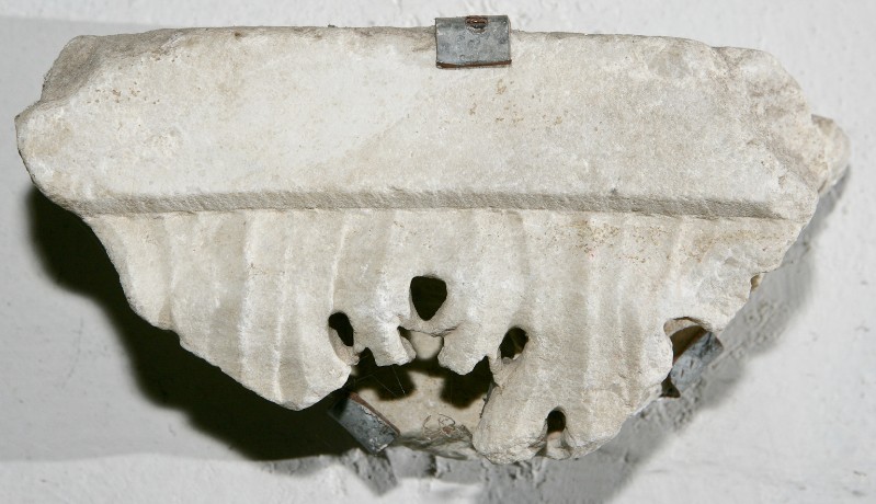Maestranze toscane secc. VI-VII, Frammento di cornice con foglie di acanto