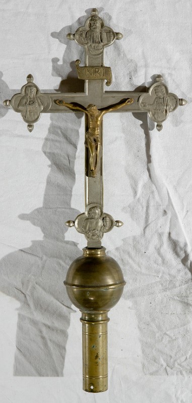 Bottega italiana sec. XX, Croce astile in ottone con terminazioni figurate