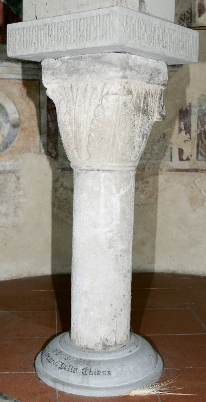 Maestranze toscane sec. X, Colonna con capitello decorato da foglie 2/2