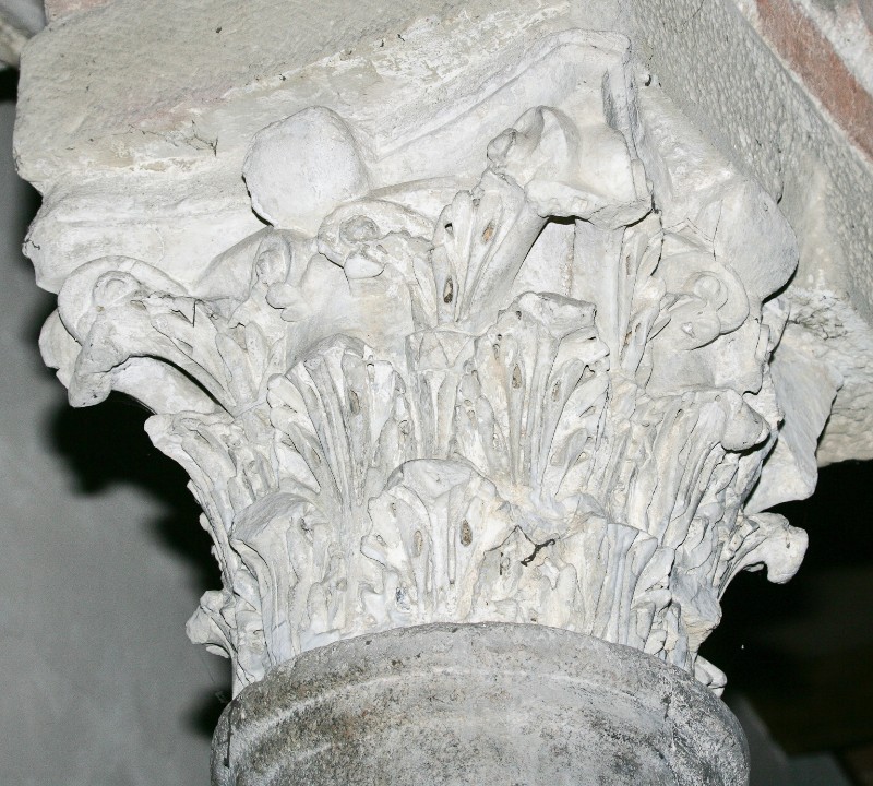 Maestranze Italia centrale sec. V, Capitello in marmo scolpito 2/4