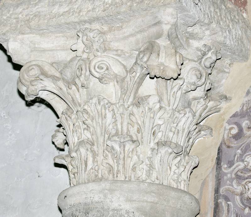 Maestranze Italia centrale sec. V, Capitello in marmo scolpito 3/4