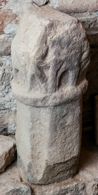 Maestranze Italia centrale sec. IX, Frammento di colonna con capitello