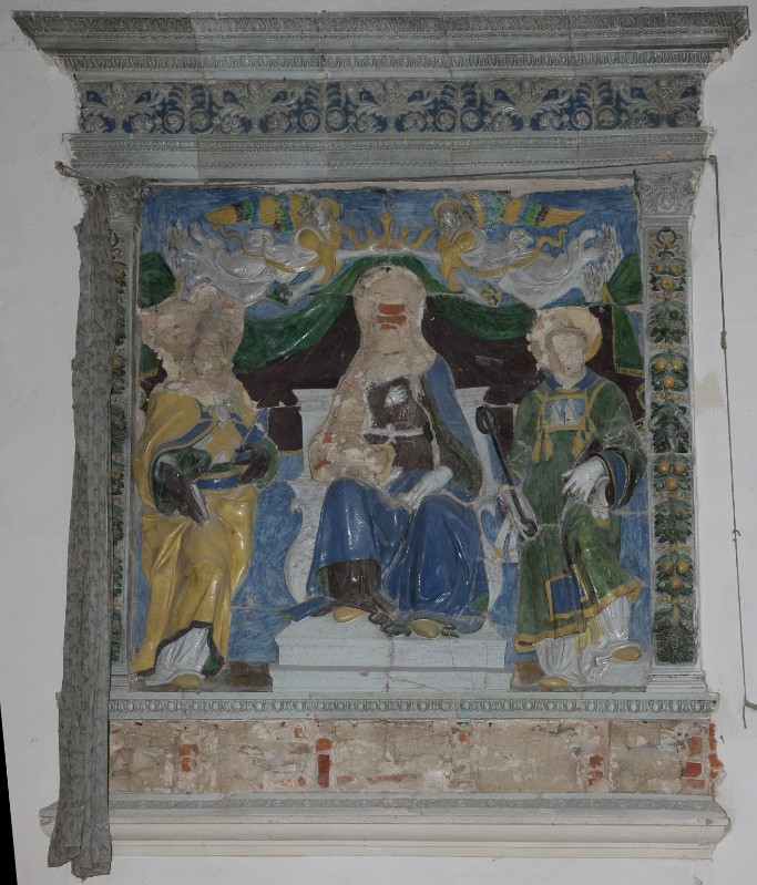 Della Robbia Giovanni sec. XVI, Madonna con i santi Leonardo e Cassiano