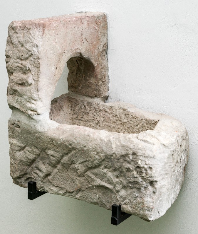 Maestranze Italia centrale secc. X-XII, Acquasantiera in pietra