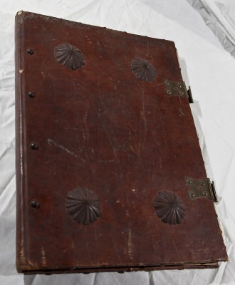 Ambito toscano sec. XV, Legatura di libro in cuoio con borchie metalliche