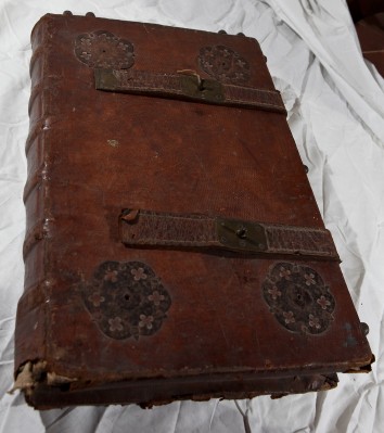 Ambito toscano sec. XV, Libro manoscritto con legatura in cuoio e borchie