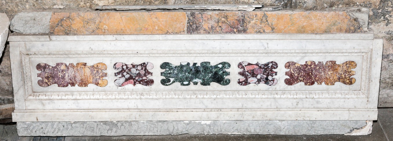 Maestranze toscane sec. XVII, Lastra grande in marmo bianco intarsiato 1/2