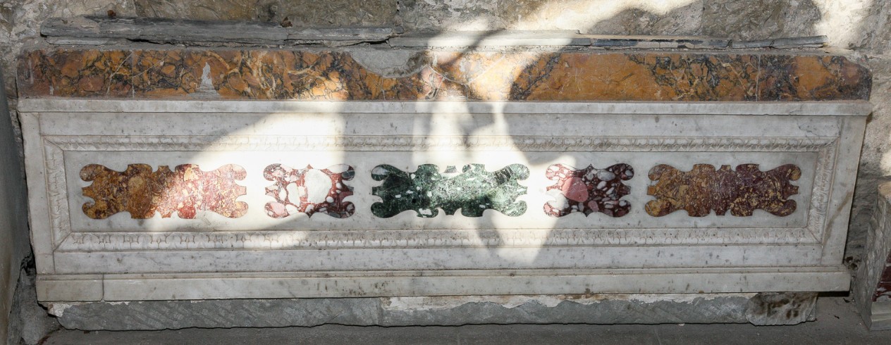 Maestranze toscane sec. XVII, Lastra grande in marmo bianco intarsiato 2/2