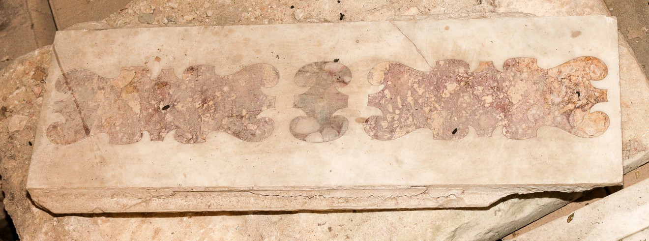 Maestranze toscane sec. XVII, Lastra piccola in marmo bianco intarsiato 2/2