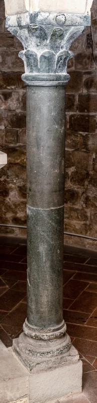 Bottega fiorentina sec. XI, Colonna in marmo scuro con capitello a foglie 2/4
