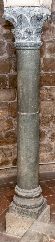 Bottega fiorentina sec. XI, Colonna in marmo scuro con capitello a foglie 4/4