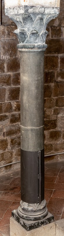 Bottega fiorentina sec. XI, Colonna in marmo scuro con capitello a foglie 3/4