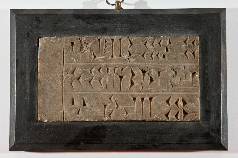 Ambito mediorentale (722-705 a.C.), Tavoletta epigrafica