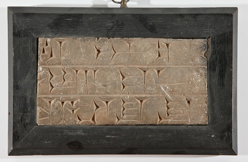 Ambito mediorentale (722-705 a.C.), Tavoletta epigrafica in pietra