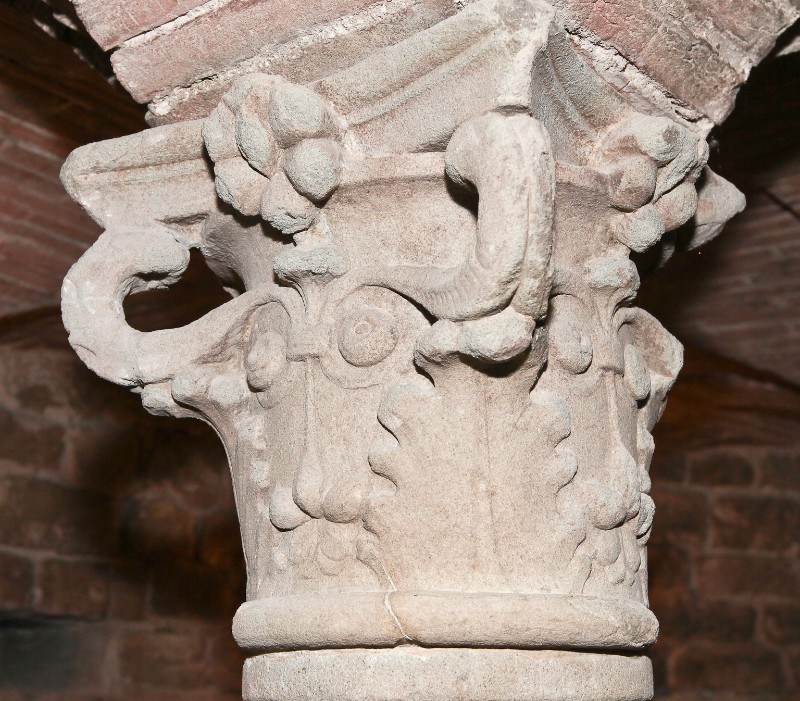 Maestranze toscane sec. XIII, Capitello in pietra serena con rosette
