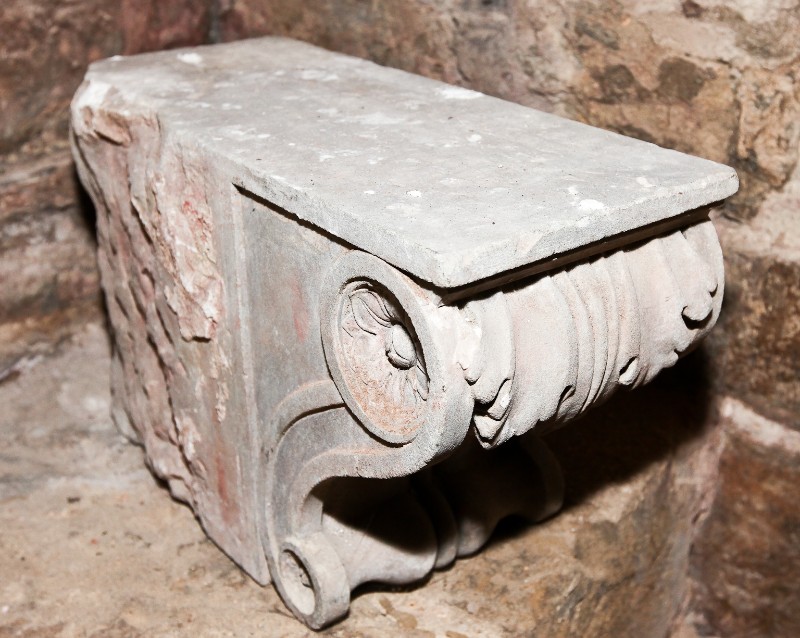 Maestranze toscane sec. XIII, Mensola in pietra serena