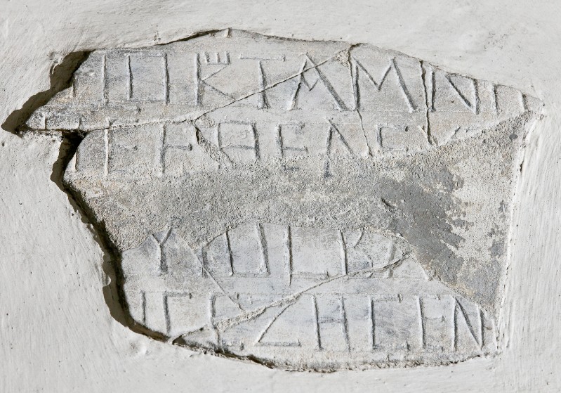 Bottega toscana sec. V, Frammento di lapide con iscrizione in greco