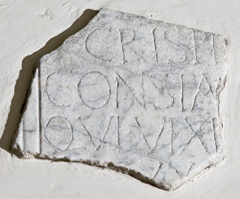Bottega toscana sec. V, Frammento lapideo con iscrizione in capitali romane