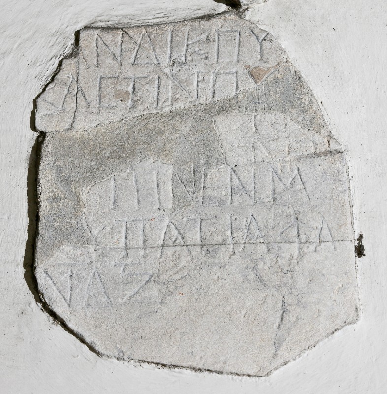 Bottega toscana (424), Frammento di lapide sepolcrale con iscrizione in greco