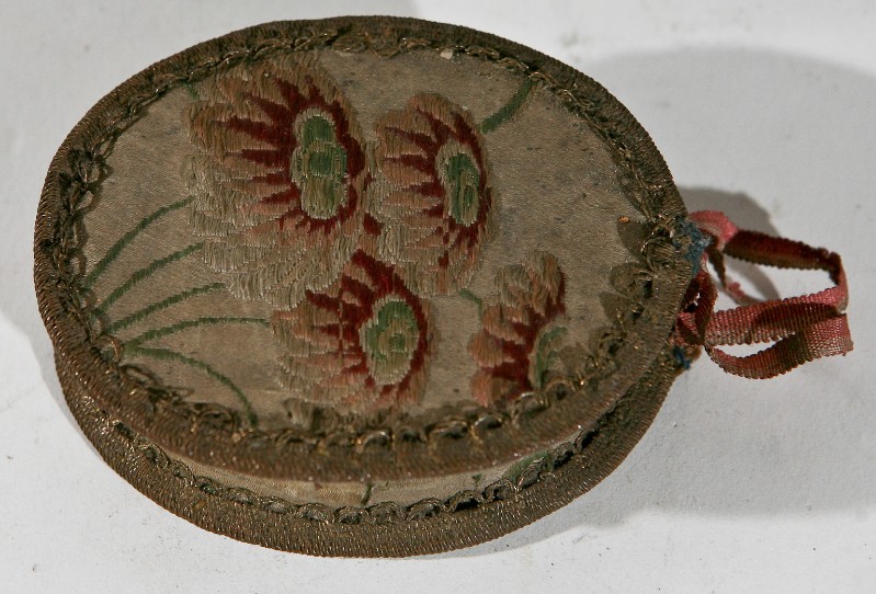 Bottega fiorentina sec. XIX, Reliquiario a scatola rivestita di stoffa ricamata