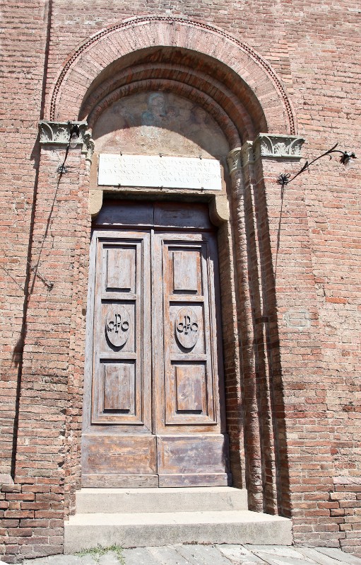 Maestranze toscane sec. XIII, Portale in cotto e pietra