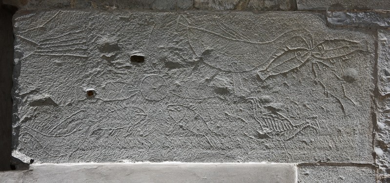 Ambito toscano sec. X, Architrave con graffiti