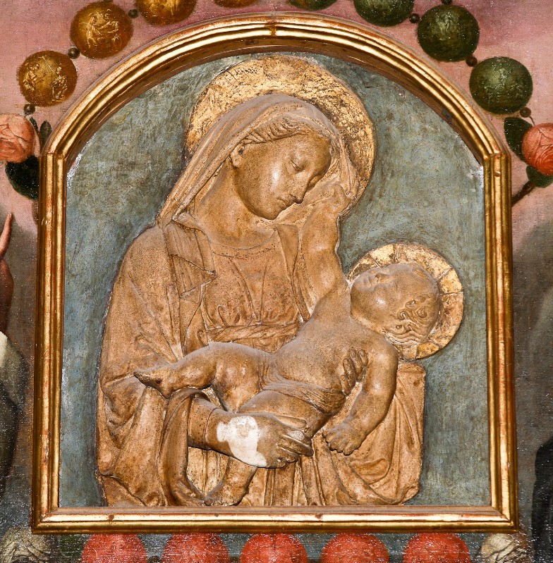 Bottega toscana sec. XV, Scultura bassorilievo raffigurante madonna con bambino