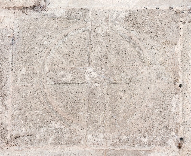 Maestranze toscane secc. XIII-XIV, Rilievo con croce
