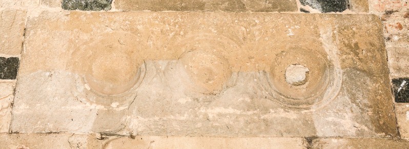 Maestranze toscane secc. XII-XIII, Bassorilievo con tre bacini