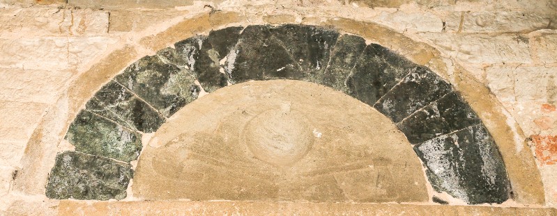 Maestranze toscane secc. XII-XIII, Lunetta in pietra e serpentino