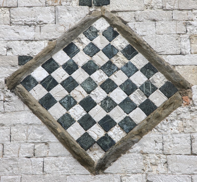 Maestranze toscane sec. XII, Mosaico con motivo a scacchiera