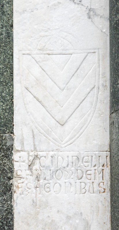Maestranze toscane fine sec. XIII, Bassorilievo con stemma e iscrizione