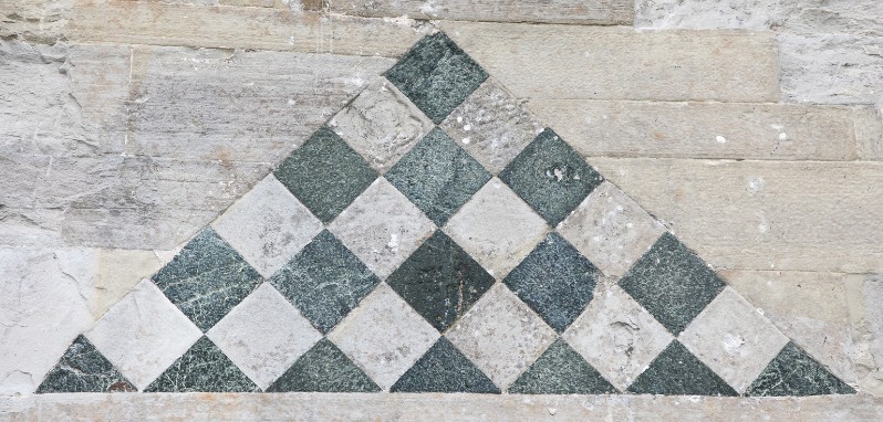 Maestranze tosco-emiliane secc. XI-XII, Mosaico a scacchiera