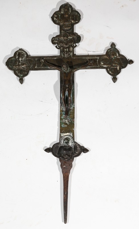Ambito toscano sec. XVII, Croce astile con figure in rilievo