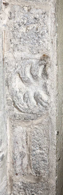 Maestranze toscane sec. XIII, Bassorilievo in pietra