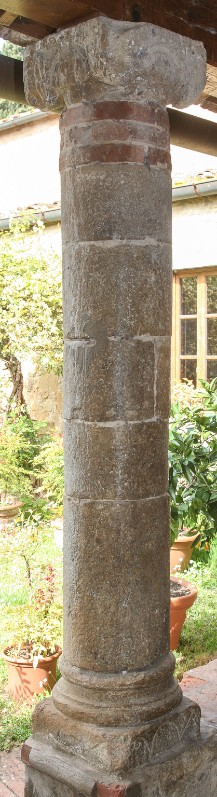 Maestranze toscane secc. IX-XII, Pilastro con inserti in cotto