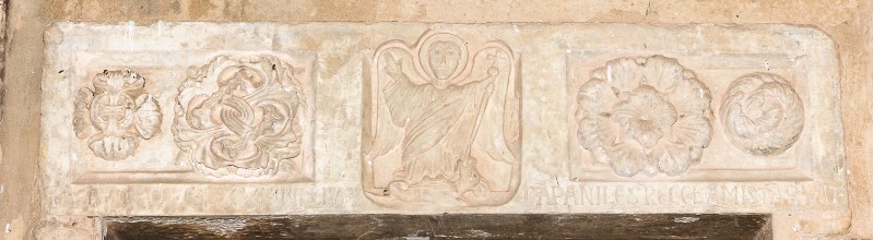 Maestranze toscane (1171), Portale con architrave scolpito