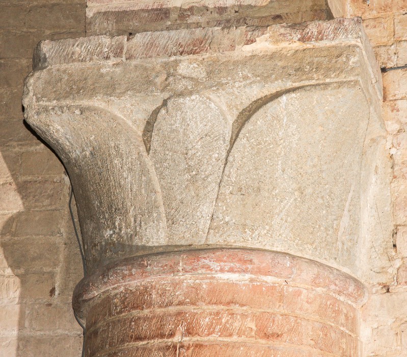 Maestranze toscane sec. XII, Capitello con tre foglie d'acqua