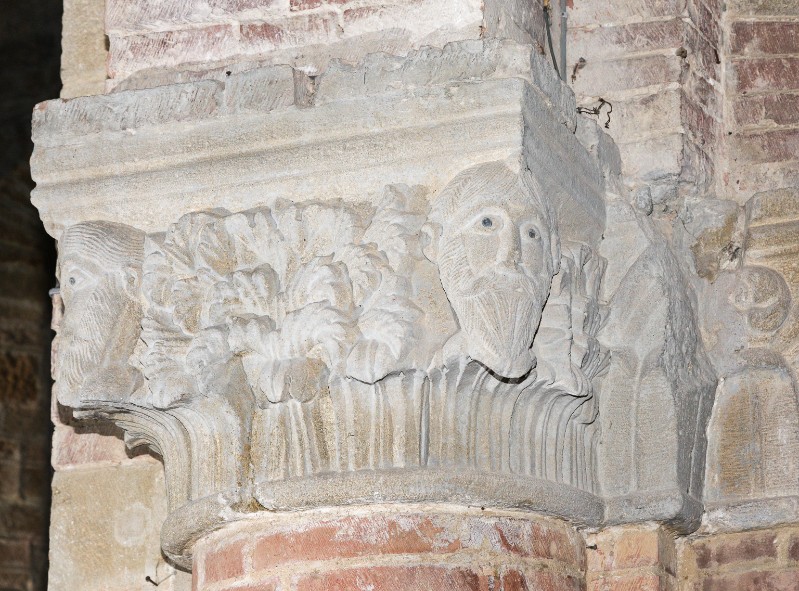 Maestranze toscane sec. XII, Capitello con volti di uomini barbuti