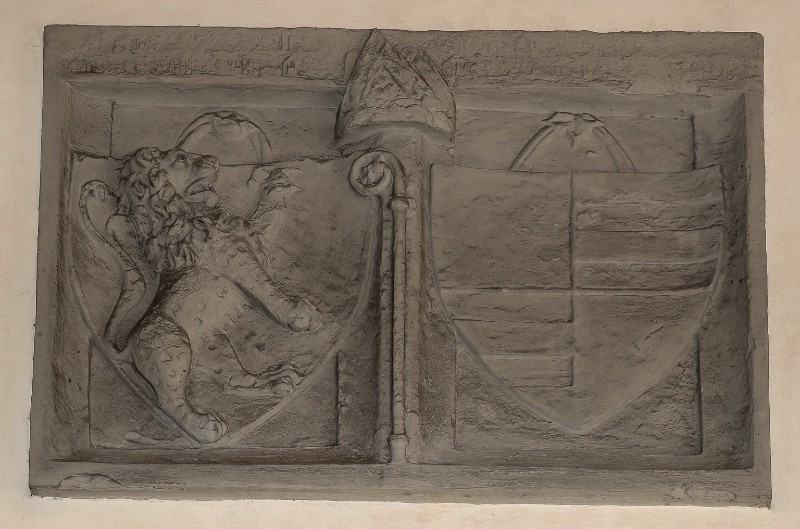 Bottega fiorentina (1285), Bassorilievo con due stemmi della sede vacante 1/2
