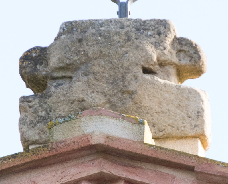 Maestranze toscane secc. XII-XVI, Base in pietra scolpita