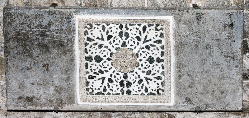 Maestranze toscane sec. XII, Formella in marmo intarsiato