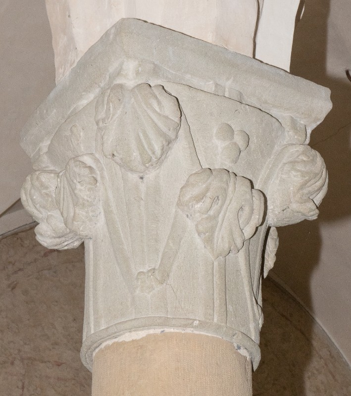 Maestranze toscane sec. XII, Capitello in pietra serena con foglie acantine