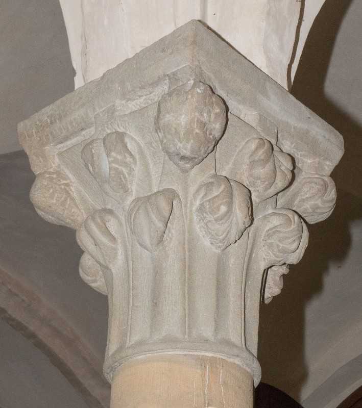 Maestranze toscane sec. XII, Capitello in pietra serena con foglie lanceolate