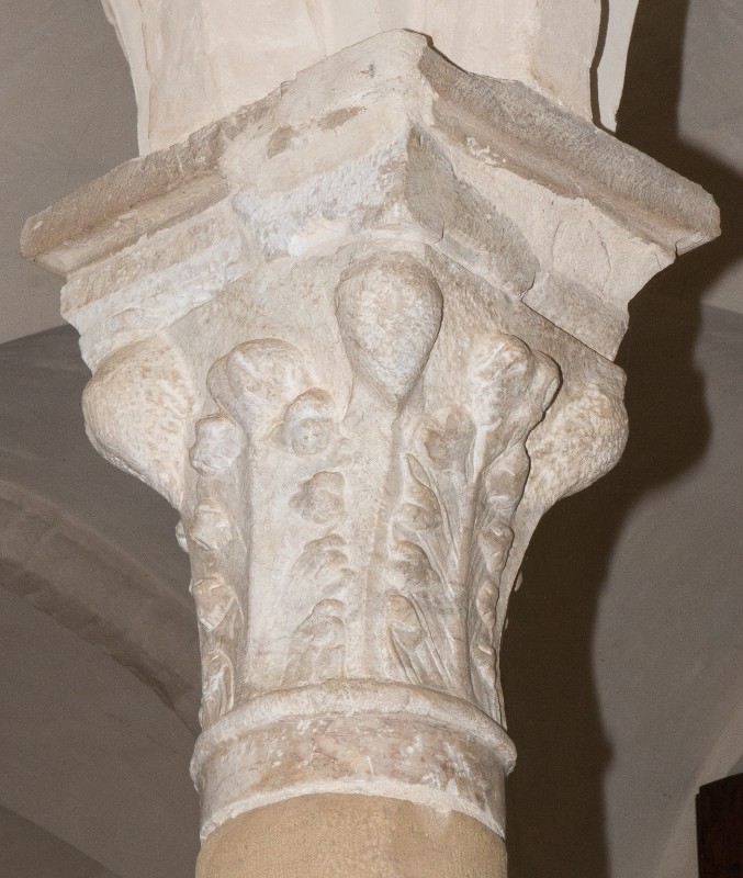 Maestranze toscane sec. XII, Capitello in marmo con latifoglie