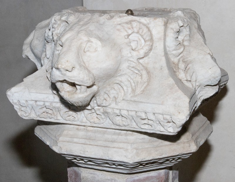 Maestranze toscane secc. XIII-XIV, Parte di fontana con protomi leonine