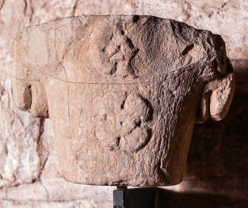 Maestranze toscane sec. XII, Capitello in pietra forte scolpita