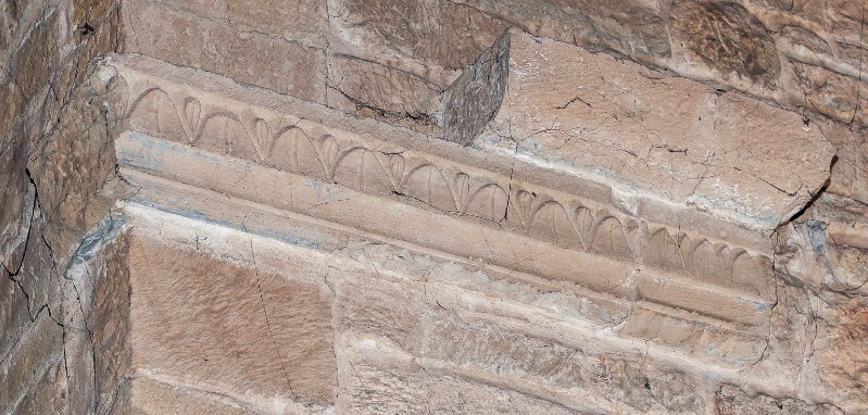 Maestranze toscane sec. XII, Cornice architettonica con foglie lanceolate